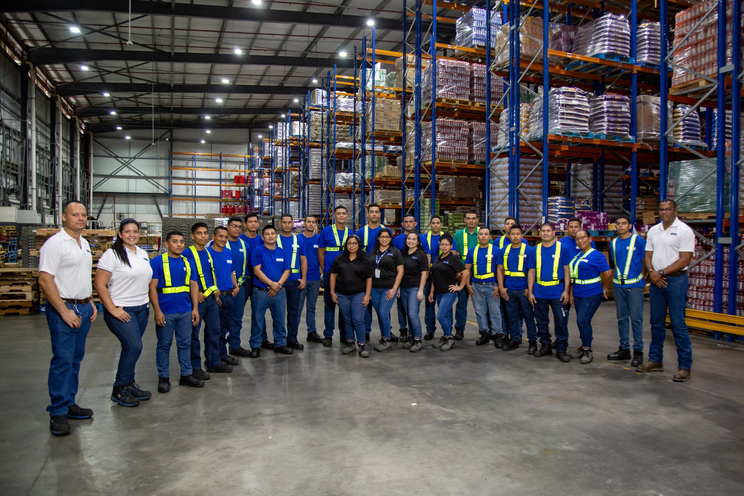 Equipo de FEDURO reunido en la bodega de Panamá